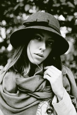 eski moda şapkalı kadın