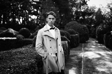 Yakışıklı genç adam. 