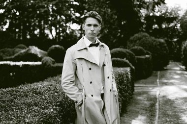 Yakışıklı genç adam. 