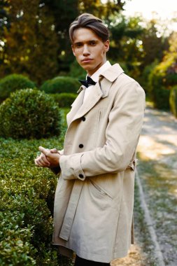 Yakışıklı genç adam. 