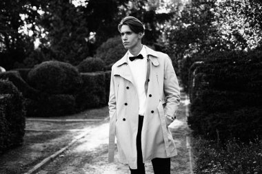 Yakışıklı genç adam. 