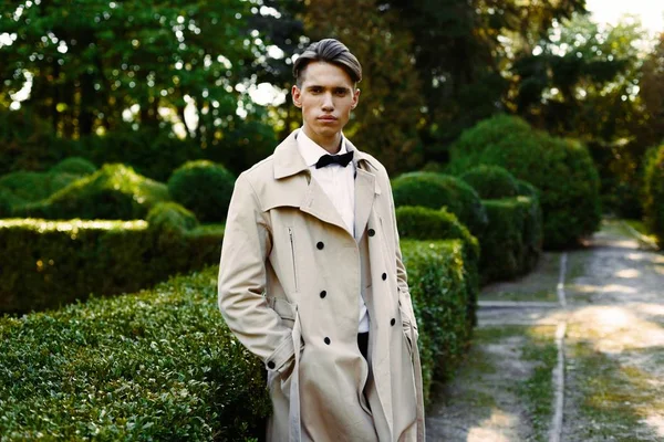 Yakışıklı genç adam. 