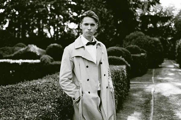 Yakışıklı genç adam. 