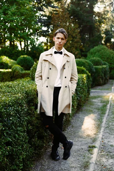 Yakışıklı genç adam. 