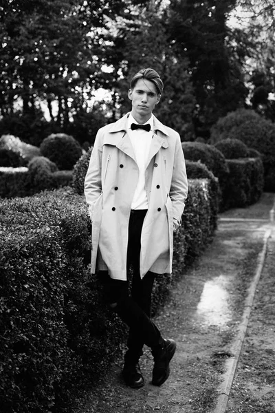 Yakışıklı genç adam. 