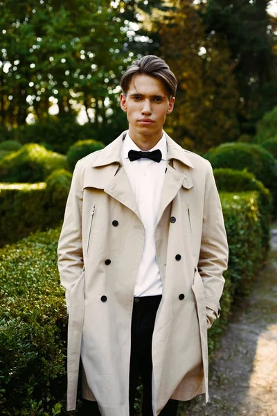 Yakışıklı genç adam. 