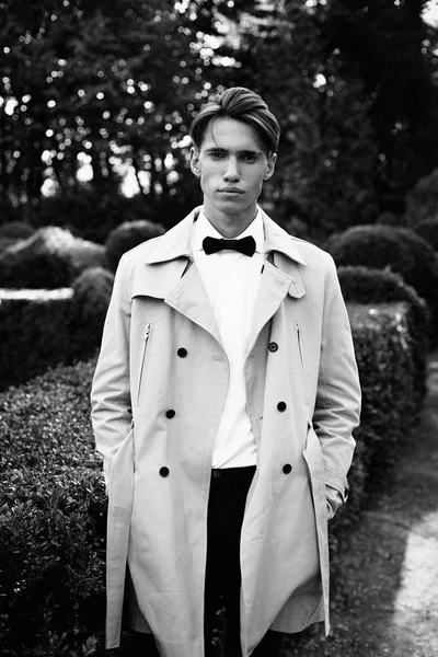 Yakışıklı genç adam. 