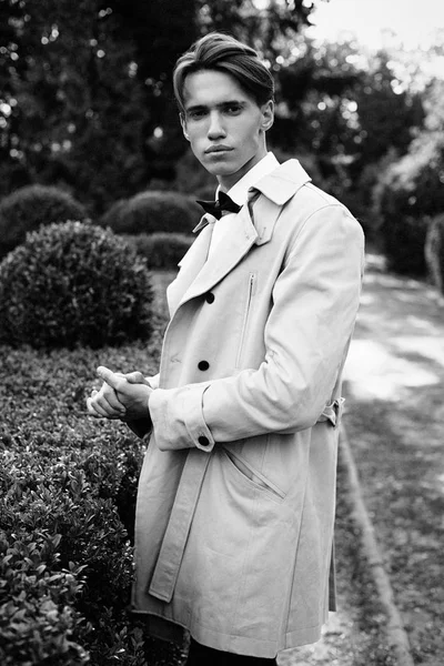 Yakışıklı genç adam. 