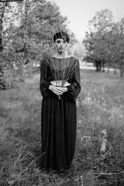 kadın holding kuru dalları