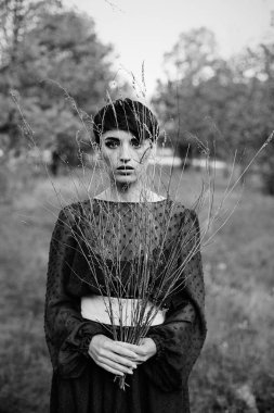 kadın holding kuru dalları