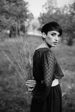 kadın holding kuru dalları