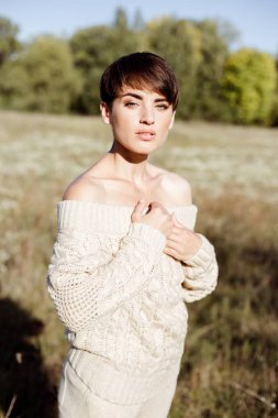 genç bir kadın açık havada poz