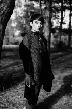 genç bir kadın açık havada poz