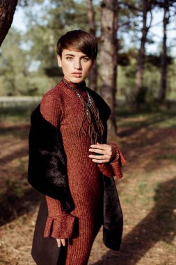 genç bir kadın açık havada poz