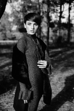 genç bir kadın açık havada poz