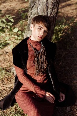 genç bir kadın açık havada poz