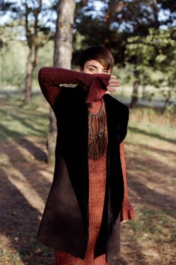 genç bir kadın açık havada poz