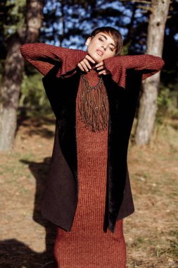 genç bir kadın açık havada poz