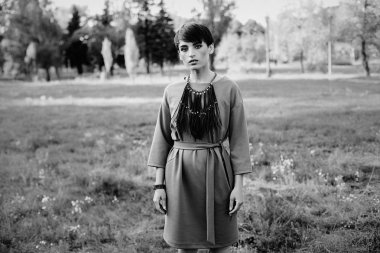 şık elbiseli kadın