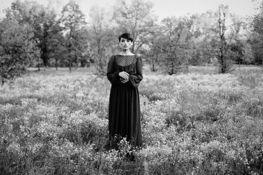 şık elbiseli kadın