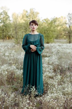 şık elbiseli kadın