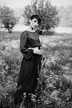 şık elbiseli kadın