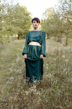 şık elbiseli kadın