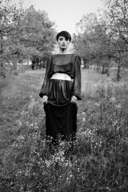 şık elbiseli kadın