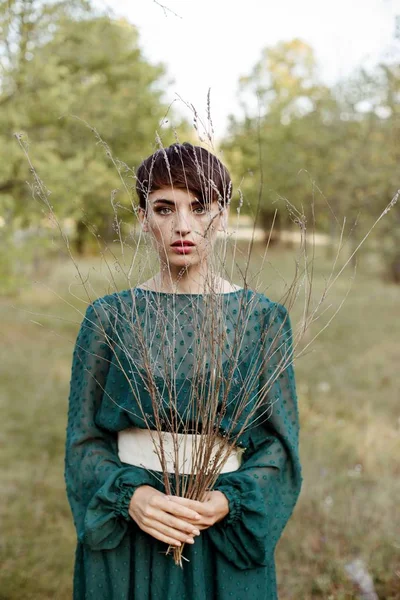 kadın holding kuru dalları