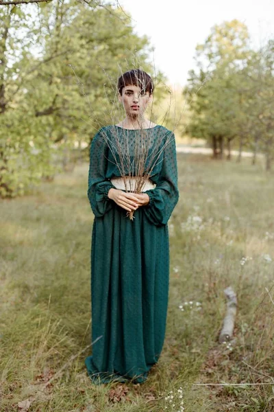 kadın holding kuru dalları