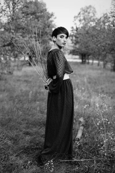 kadın holding kuru dalları