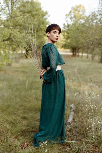 kadın holding kuru dalları