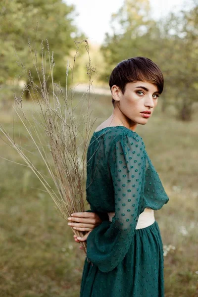 kadın holding kuru dalları