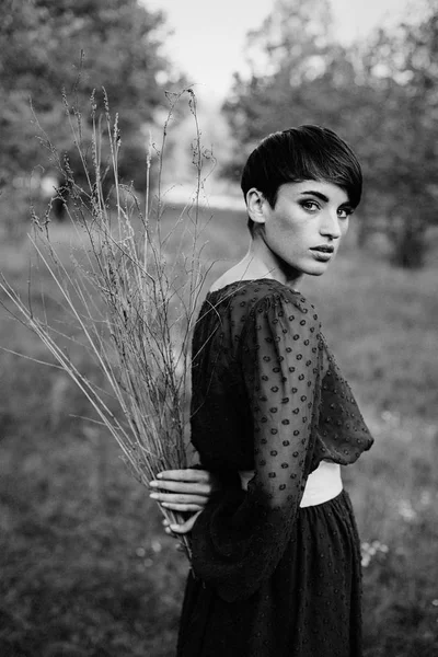 kadın holding kuru dalları