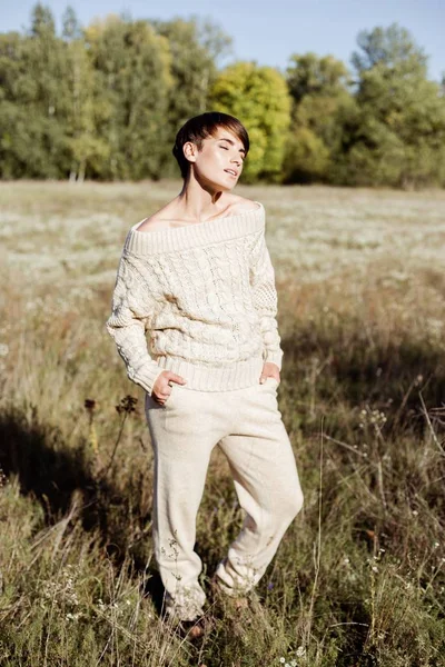 genç bir kadın açık havada poz