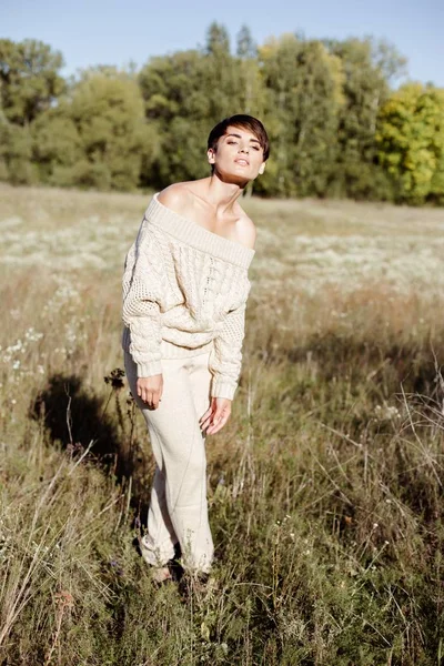 genç bir kadın açık havada poz