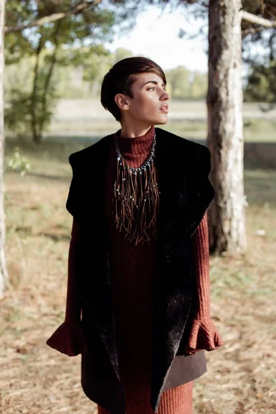 genç bir kadın açık havada poz