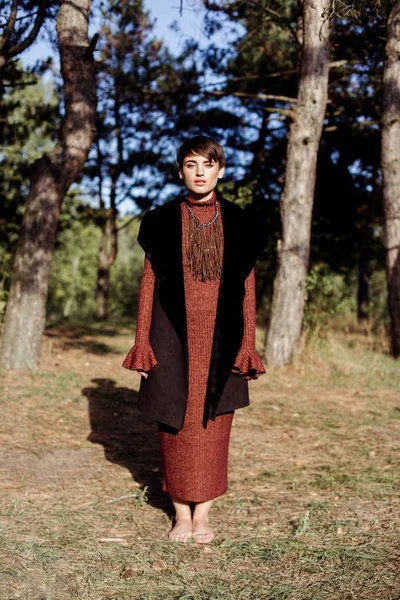 genç bir kadın açık havada poz