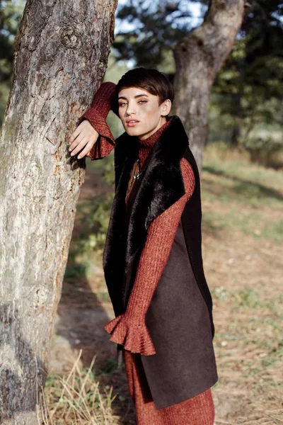 genç bir kadın açık havada poz