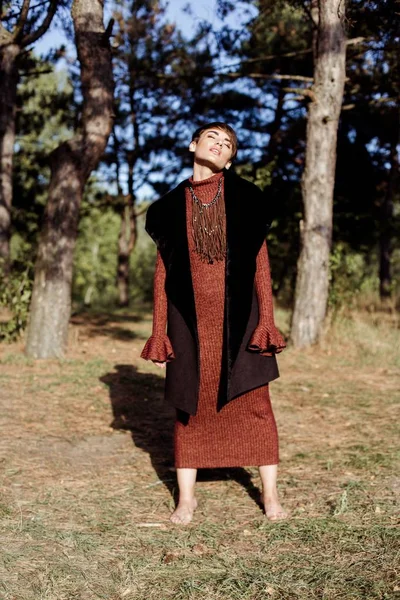 genç bir kadın açık havada poz