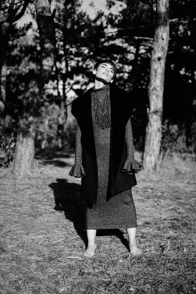 genç bir kadın açık havada poz