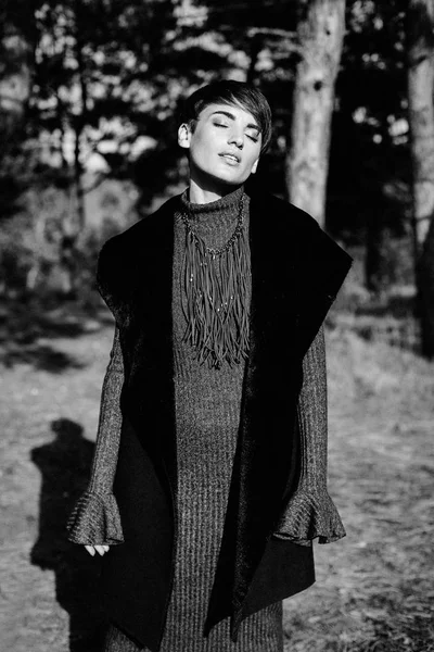 genç bir kadın açık havada poz