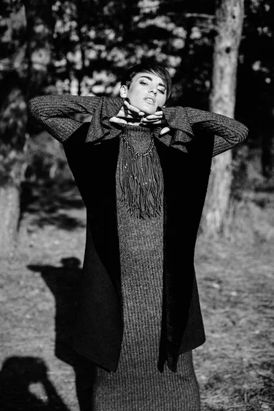 genç bir kadın açık havada poz