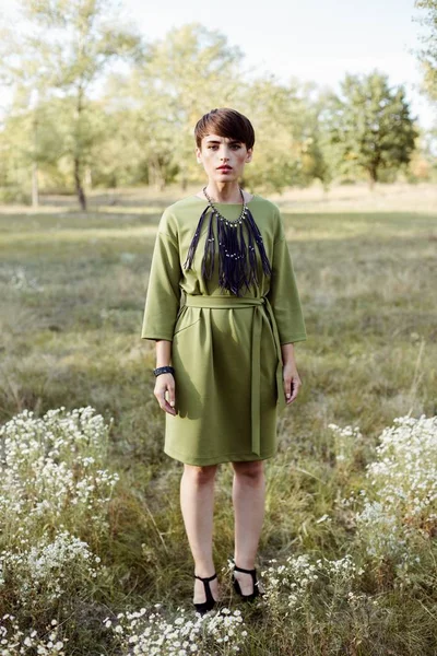 şık elbiseli kadın