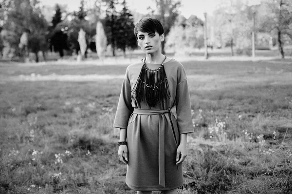 şık elbiseli kadın