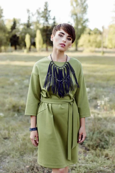 Mulher em vestido elegante — Fotografia de Stock