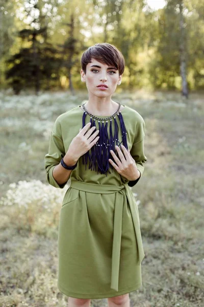 Mulher em vestido elegante — Fotografia de Stock