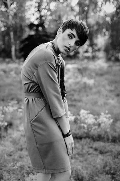 şık elbiseli kadın