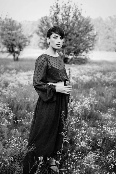 Şık elbiseli kadın — Stok fotoğraf