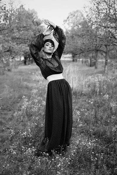 Şık elbiseli kadın — Stok fotoğraf